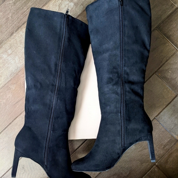 NIB! Be casual or dressy ready in these stylish black heeled boots. - Picture 1 of 8